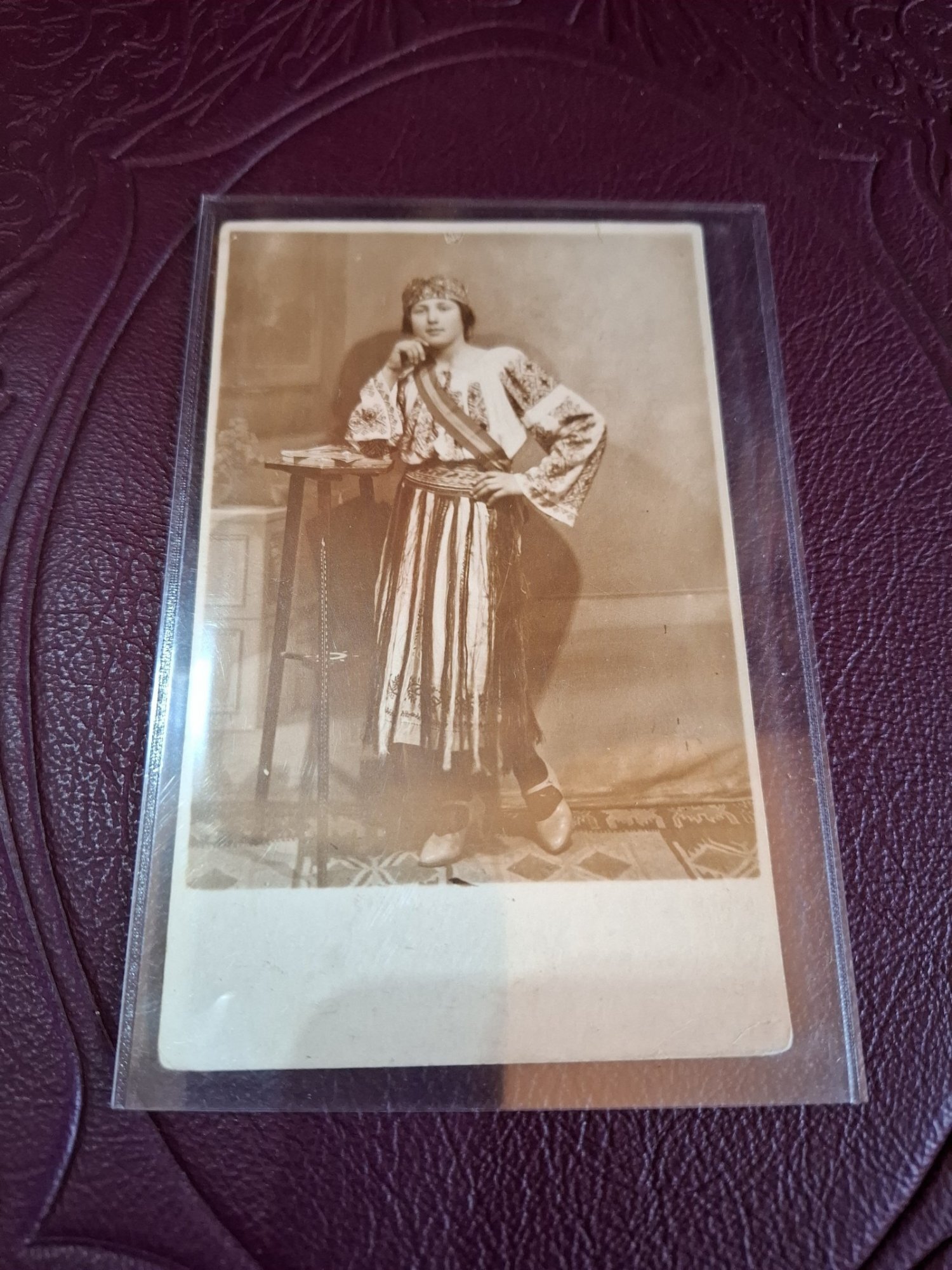 Fotografie tip carte postala , Femeie in port popular , alb negru - Foto arta , Mihail Sisu