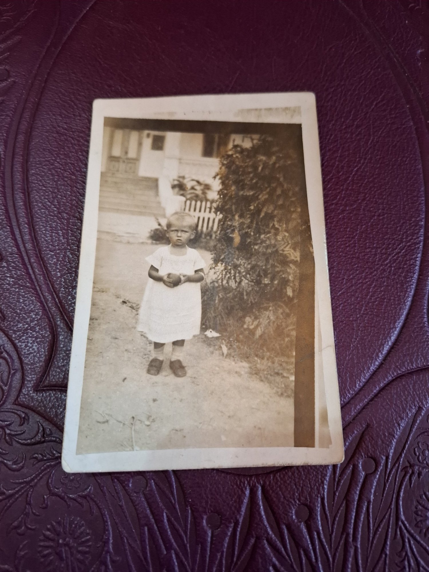 fotografie tip carte postala, copil pe alee, alb negru - 1929