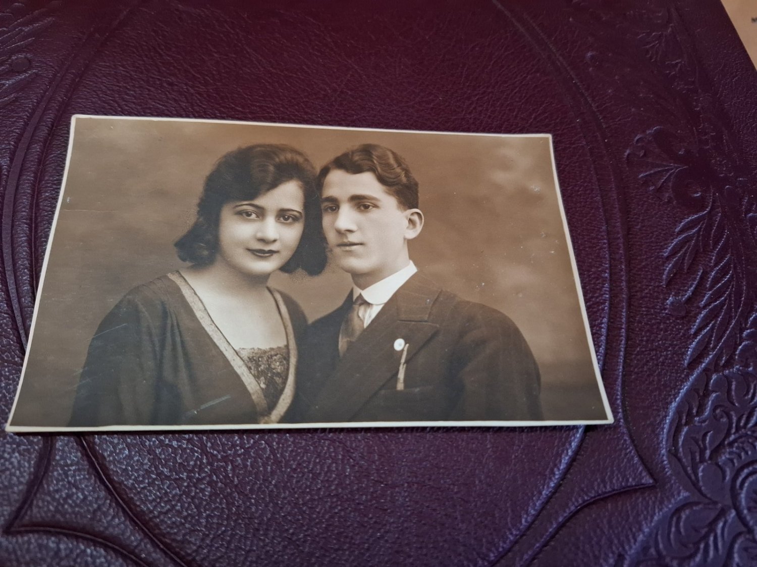 Fotografie tip carte postala, Cuplu tanar, alb negru - circulata
