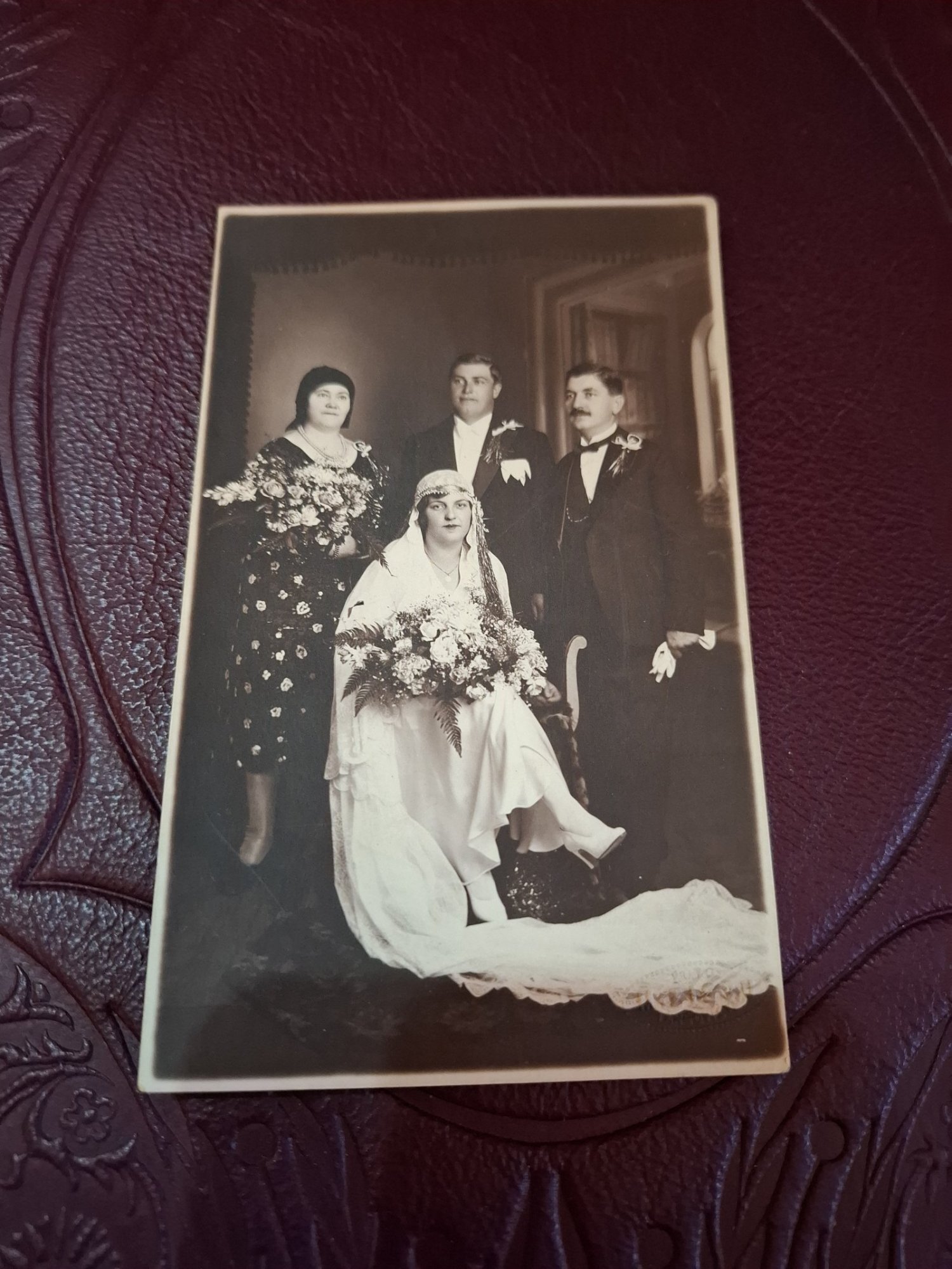 fotografie tip carte postala, Mire si Mireasa, grup de nuntasi, alb negru - necirculata