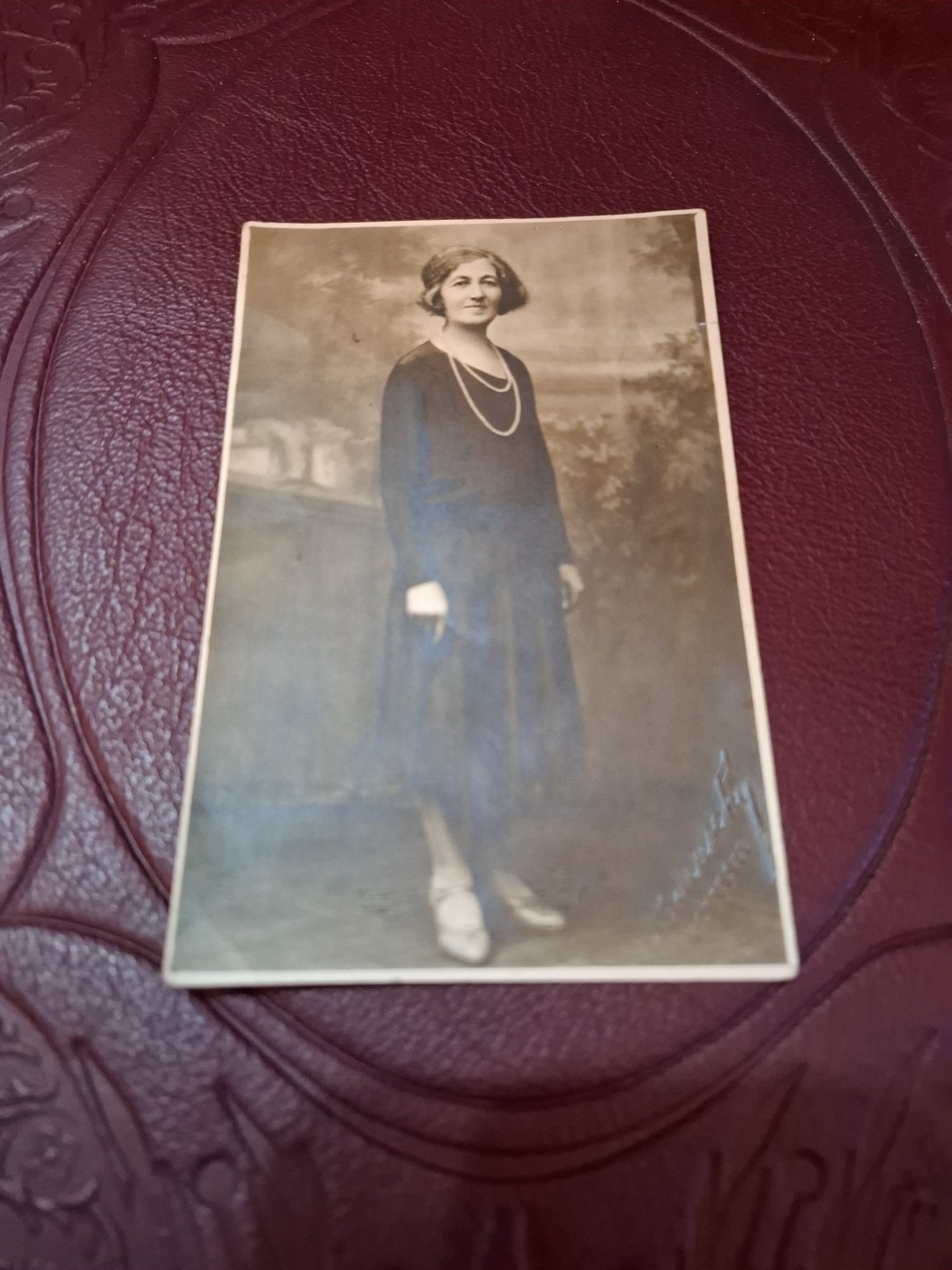 fotografie tip carte postala, Femeie eleganta, alb negru - circulata