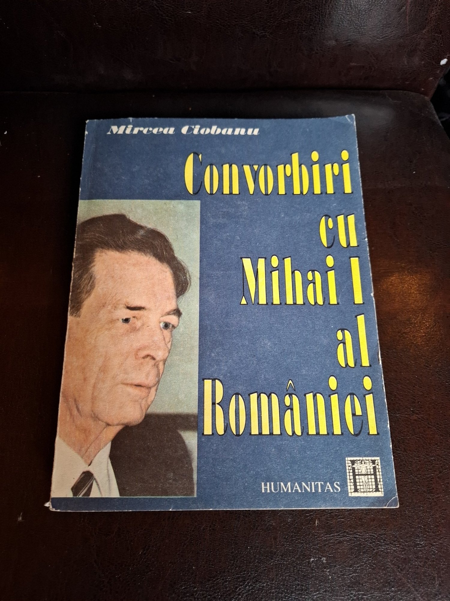 Convorbiri cu Mihai I al României (cu dedicatia Principesei Margaretei catre Eliana Gabrielesa si semnatura olografica a Regelui Mihai pe un bilet de hartie)) - Mircea Ciobanu