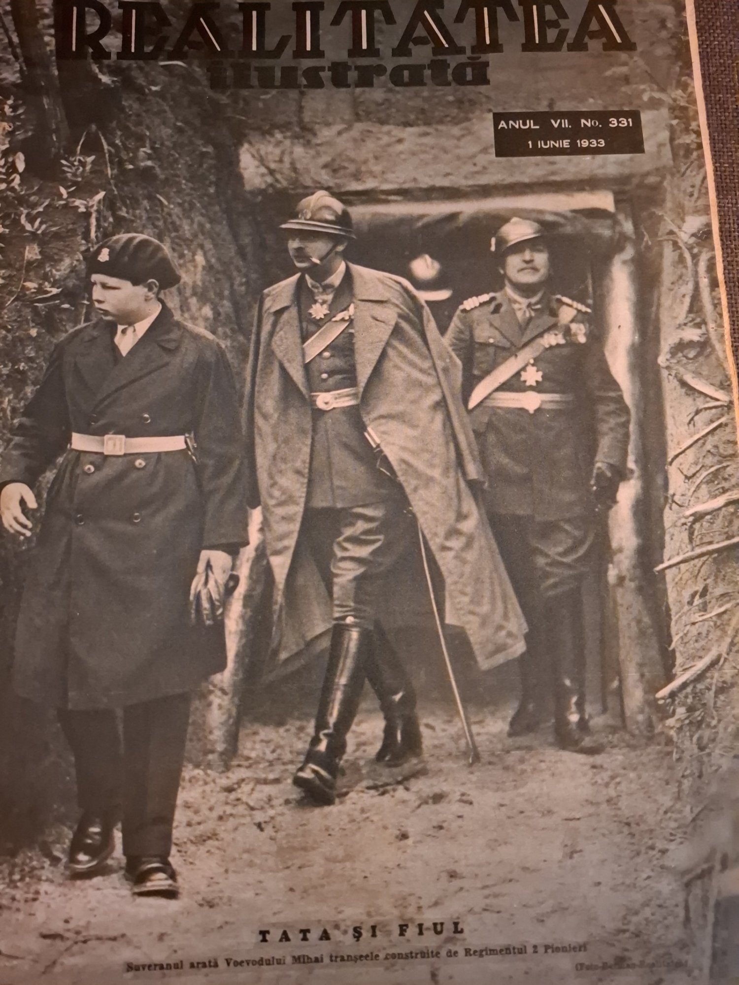 Revista Realitatea Ilustrata Anul VII Nr.331,1 Iunie 1933 - Pe coperta Tata si Fiul,Suveranul arata Voevodului Mihai Transeele construite de Regimentul 2 Pionieri