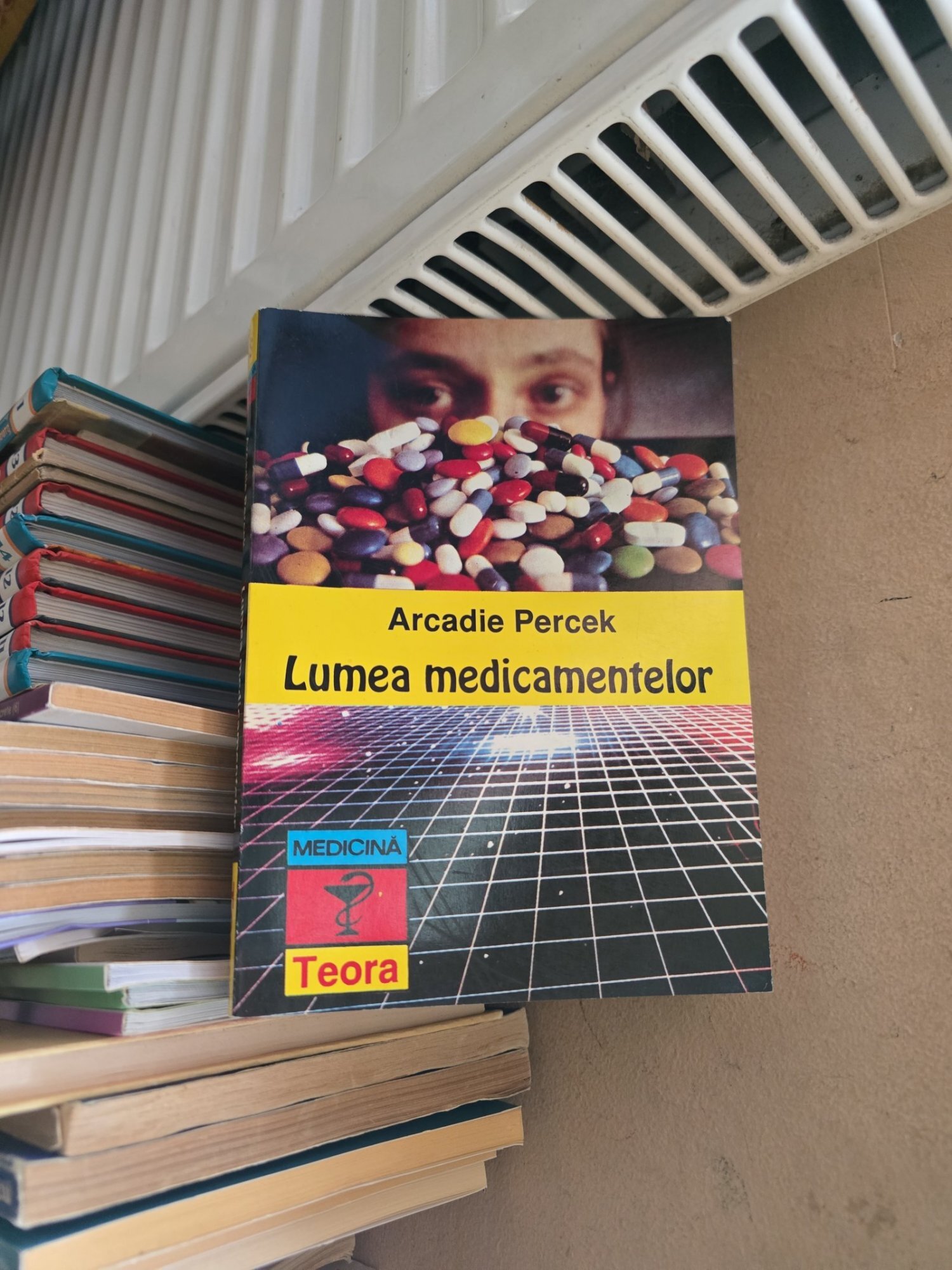 Lumea medicamentelor - Arcadie Percek