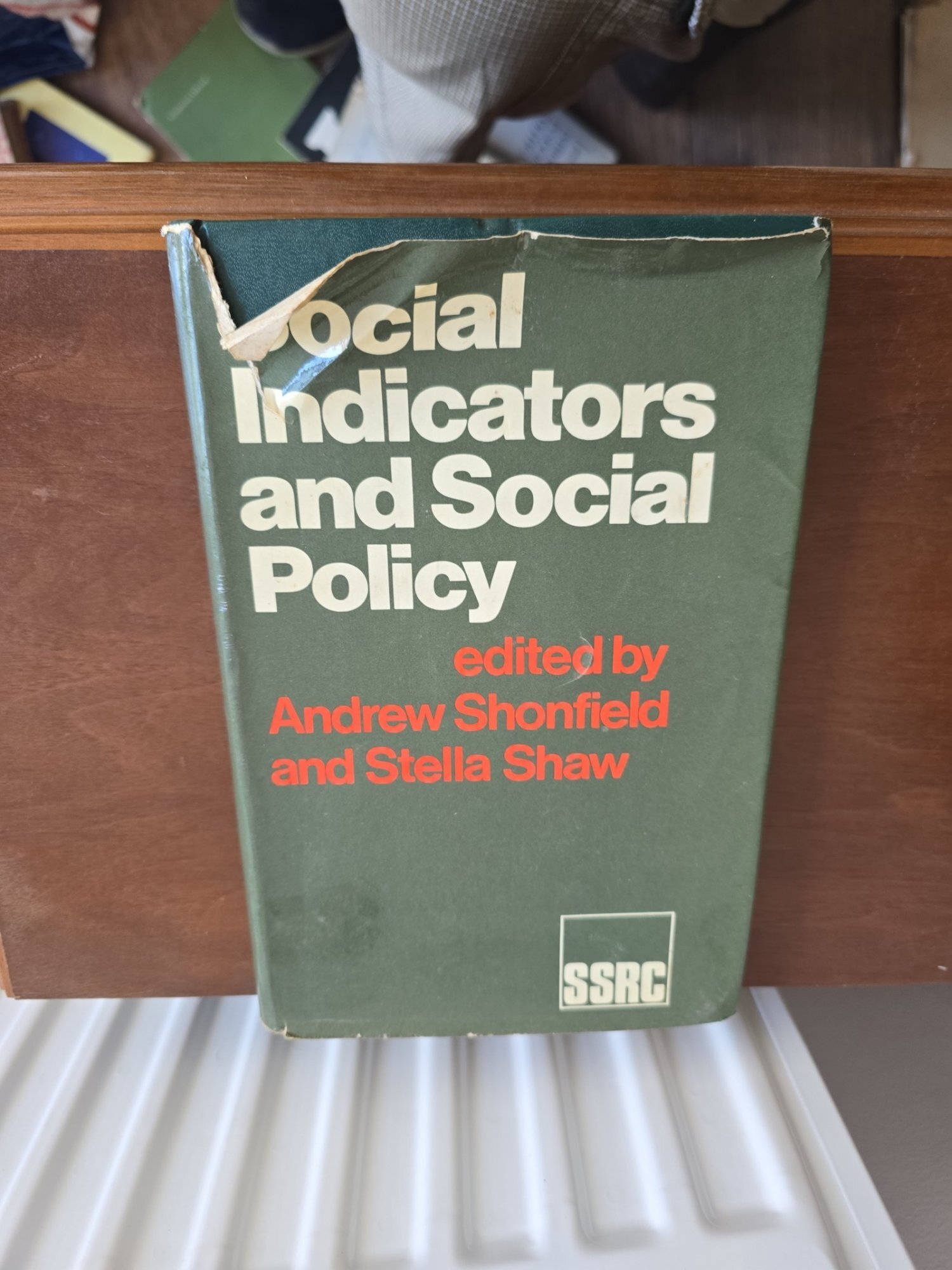 Social Indicators and Social Policy - Andrew Shonfield, Stella Shaw