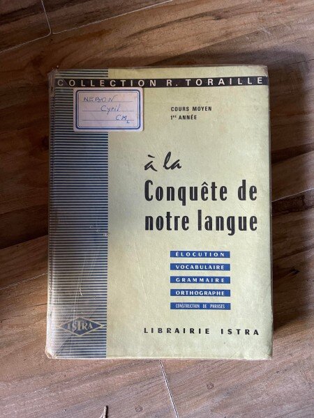 A la conquête de notre langue. Elocution. Vocabulaire. Grammaire. Orthographe. Construction de phrases. Cours élémentaire 1e année.
