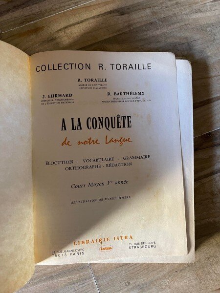 A la conquête de notre langue. Elocution. Vocabulaire. Grammaire. Orthographe. Construction de phrases. Cours élémentaire 1e année.