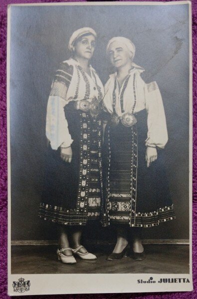 Carte Postala, Fotografie doua femei in port national romanesc, perioada interbelica