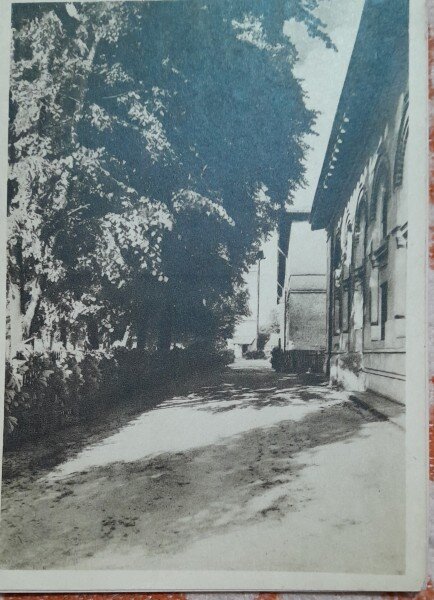 Carte postala, Scoala Centrala de Fete din Bucuresti. Fatada dinspre gradina mare, perioada interbelica