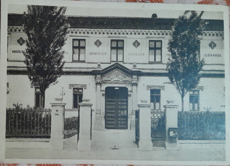 Carte postala, Scoala Centrala de Fete din Bucuresti. Fatada principala, partea centrala, perioada interbelica