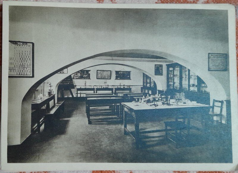 Carte postala, Scoala Centrala de Fete din Bucuresti. Laboratorul de chimie, perioada interbelica