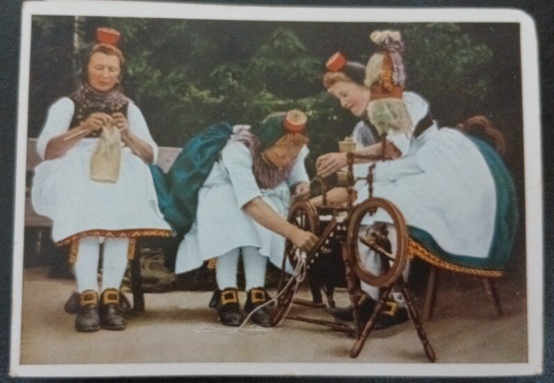 Carte postala Tinere nemtoiace la claca, in port traditional german, perioada interbelica