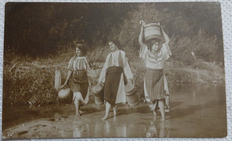 Carte postala, Trei tinere in costume populare romanesti, carand apa, perioada interbelica