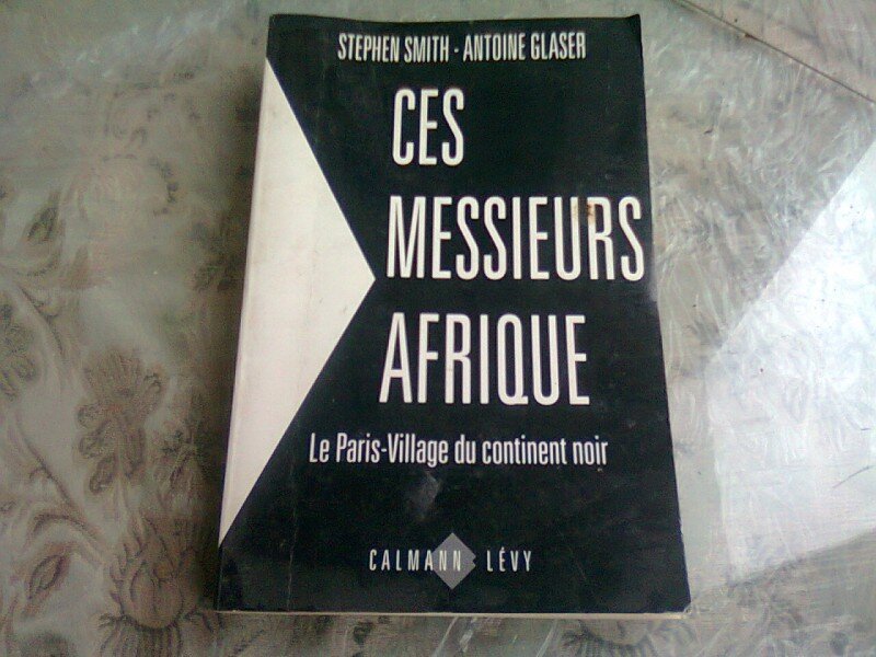 CES MESSIEURS AFRIQUE. LE PARIS VILLAGE DU CONTINENT NOIR - STEPHEN SMITH  (CARTE IN LIMBA FRANCEZA)