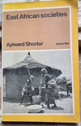 EAST AFRICAN SOCIETIES - AYLWARD SHORTER  (CARTE IN LIMBA ENGLEZA)