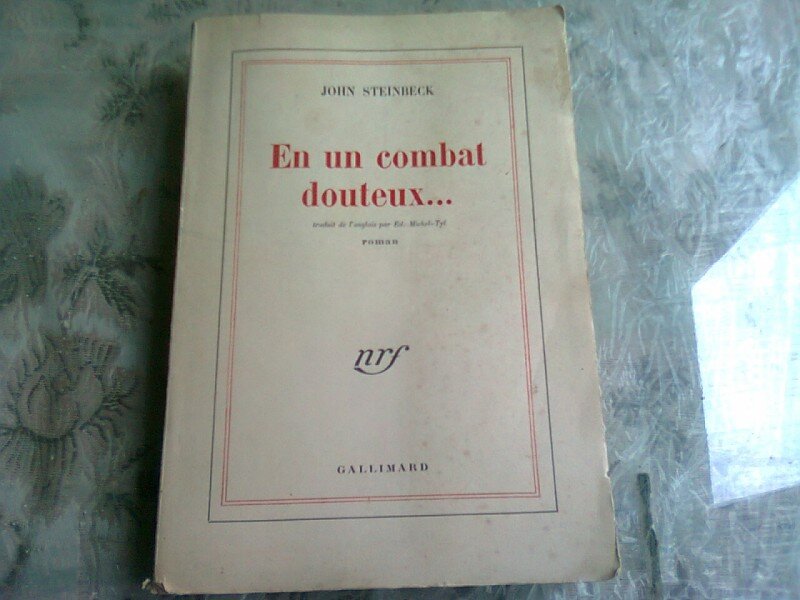 EN UN COMBAT DOUTEUX - JOHN STEINBECK  (CARTE IN LIMBA FRANCEZA)