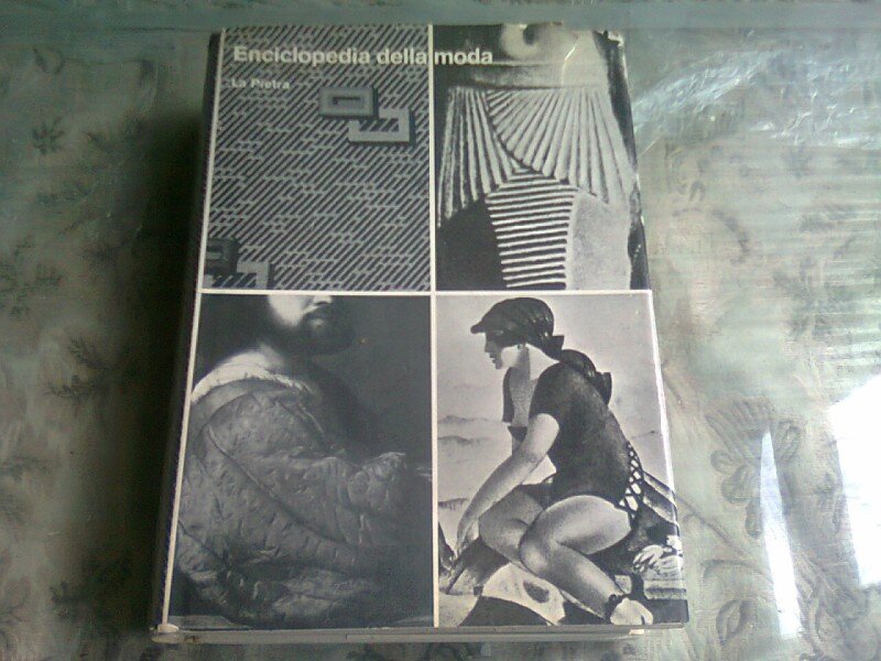 ENCICLOPEDIA ILLUSTRATA DELLA MODA - LUDMILA KYBALOVA  (TEXT IN LIMBA ITALIANA)