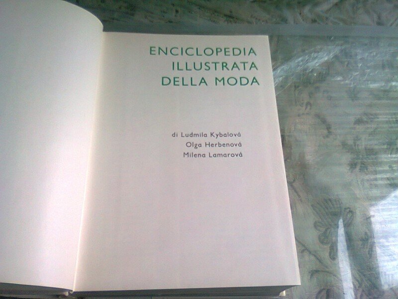 ENCICLOPEDIA ILLUSTRATA DELLA MODA - LUDMILA KYBALOVA  (TEXT IN LIMBA ITALIANA)