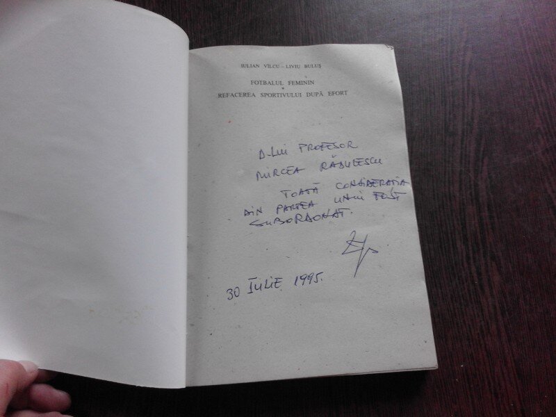 FOTBALUL FEMININ IN LUME SI LA NOI, REFACEREA SPORTIVULUI DUPA EFORT SI ALIMENTATIA LUI - IULIAN VILCU, LIVIU BULUS  (CU DEDICATIE PENTRU MIRCEA RADULESCU)