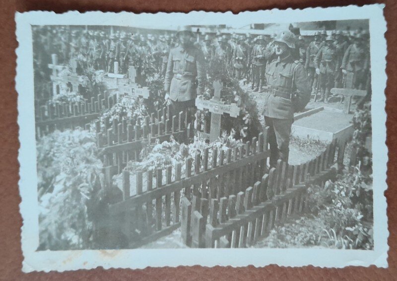 Fotograf, grup de militari la inmormantarea unui camarad, al doilea razboi mondial