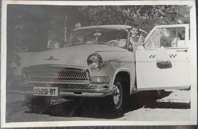 Fotografie, Baietel intr-o masina taxi, perioada comunista