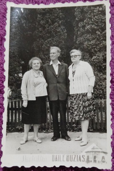 Fotografie, Barbat cu doua femei la baile Buzias, 1968