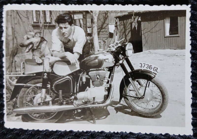 Fotografie, Barbat cu motocicleta si caine, perioada interbelica
