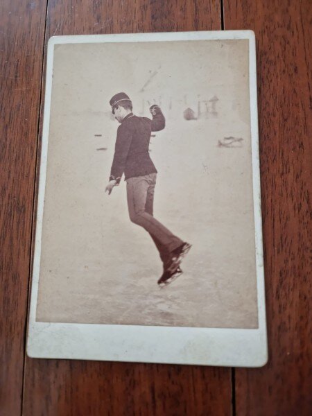 Fotografie barbat pe patinoar