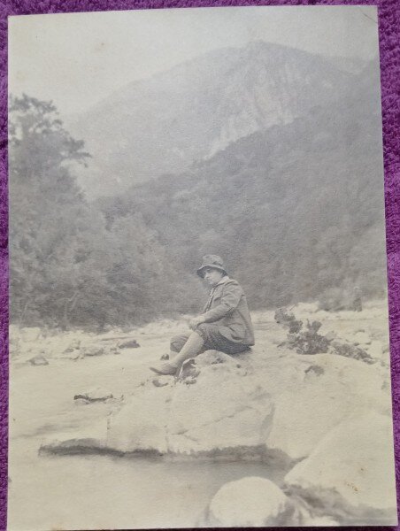 Fotografie, barbat pe malul uni parau, la munte, perioada interbelica