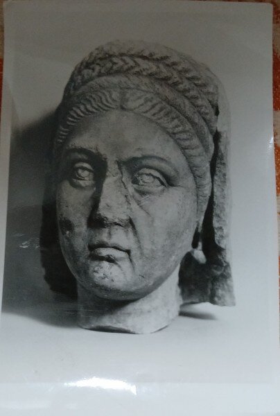 Fotografie, Cap de statuie, gasit in Ardeal