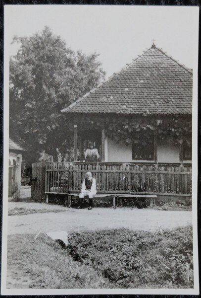 Fotografie, Casa din Maramures cu barbat si femeie in port popular, perioada interbelica