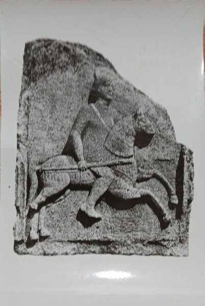 Fotografie, Cavaler roman pe o metopa a monumentului Tropaeum Traiani