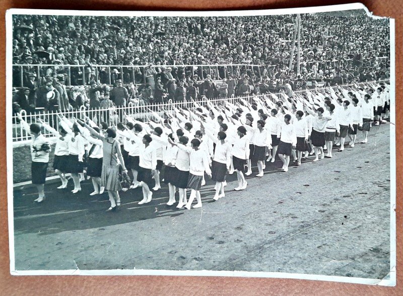 Fotografie, Defilare zi de sarbatoare perioada interbelica, fete strajer