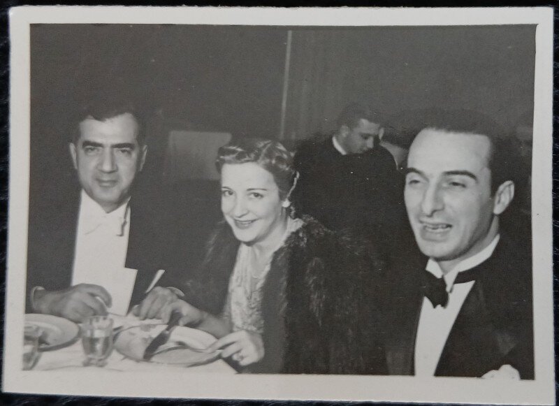 Fotografie, Doi barbati cu papion si o femeie cu haina de bala, la restaurant, anii 40