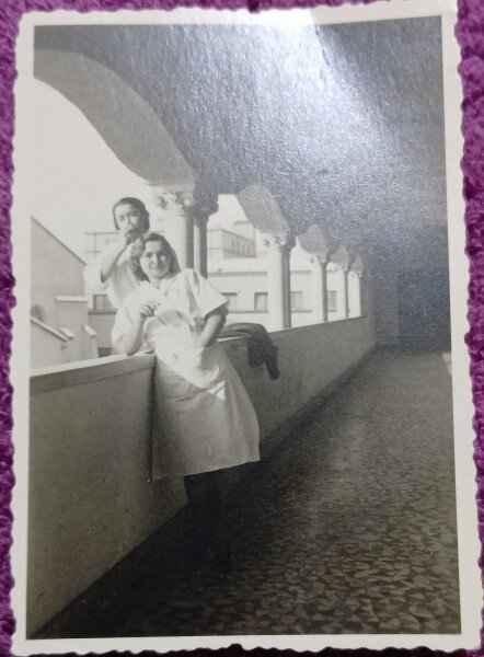Fotografie, Doua infirmiere de la spitalul Militar, perioada celui de-al doilea razboi mondial