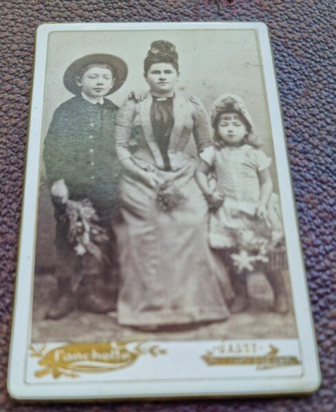 Fotografie femeie cu baiat si fetita, tip CDV
