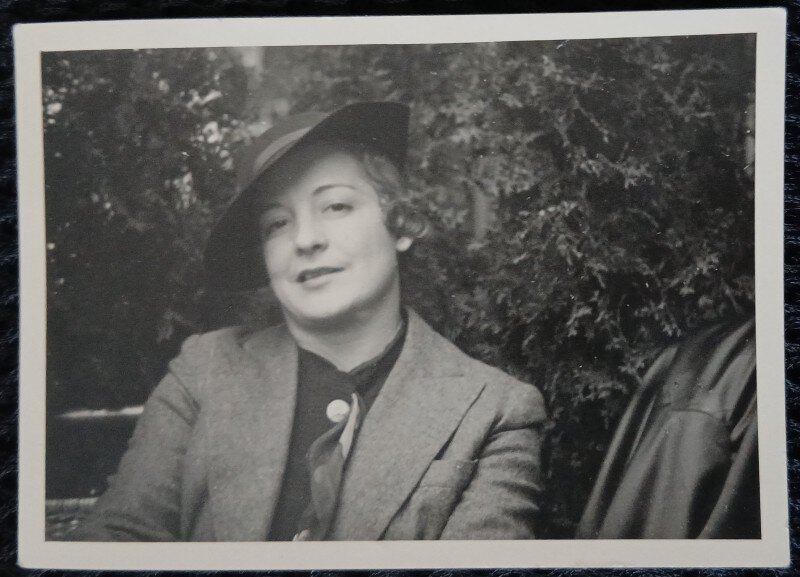 Fotografie, Femeie cu palarie, pe banca, anii 50