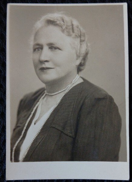 Fotografie, Femeie cu sirag de perle, 1941