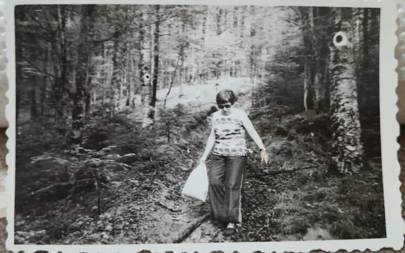Fotografie, femeie in drumetie pe drumul dinspre Fantana lui Franz spre Crivaia, muntii Semenic, 1976