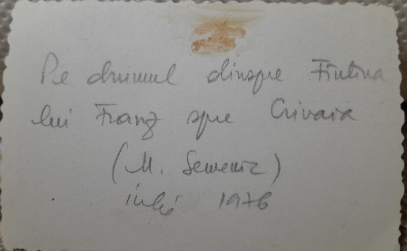 Fotografie, femeie in drumetie pe drumul dinspre Fantana lui Franz spre Crivaia, muntii Semenic, 1976