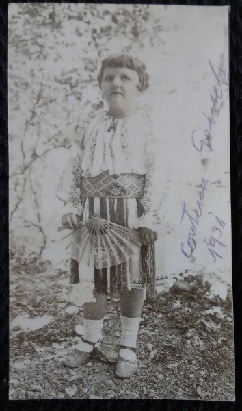 Fotografie, Fetita in costum popular romanesc si cu evantai, 1931