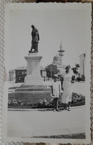 Fotografie, Geo Litarczek, parintele radiologiei romanesti impreuna cu mama sa, la Constanta, 1932