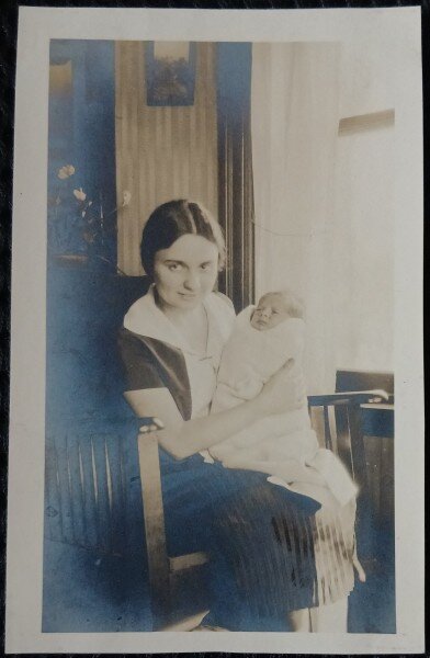 Fotografie, Geo Litarczek, parintele radiologiei romanesti, la varsta de 20 de zile, in bratele mamei sale la Boston