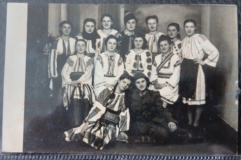 Fotografie, grup de fete imbracate in costume populare romanesti, la final de an scolar, 1943