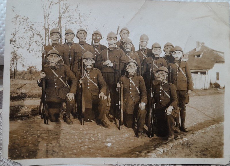 Fotografie, grup de infanteristi cu masti de gaze, primul razboi mondial