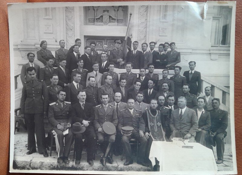 Fotografie, grup de militari si civili impreuna cu un preot, perioada interbelica