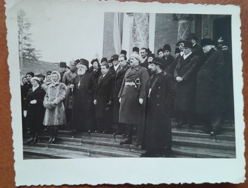 Fotografie, grup de personalitati, in fata bisericii, perioada interbelica