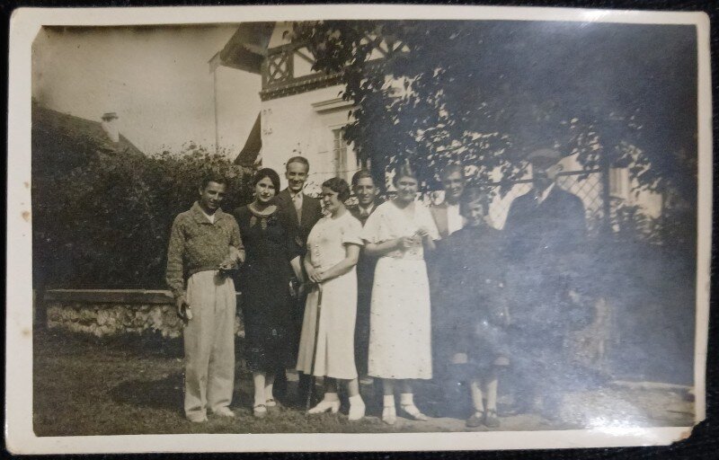 Fotografie tip Carte Postala, Grup de prieteni la o zi festiva, perioada interbelica