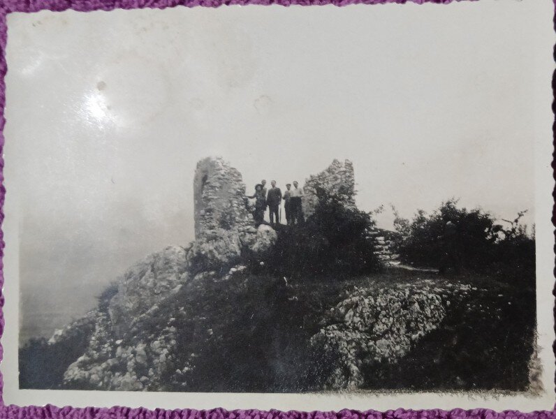Fotografie, grup de turisti la ruinele cetatii Rasnov, 1932