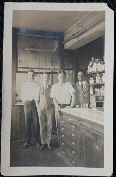 Fotografie, Laboratorul de Chimie din Harvard Medical School, 4 cercetatori care au lucrat cu tatal lui Geo Litarczek, parintele radiologiei romanesti, 1925